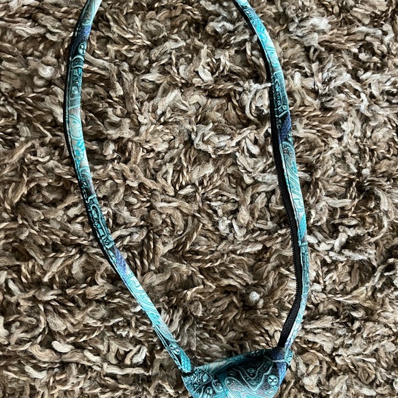 Mavezzano Boy Zip-up Tie, Paisley Print, EUC - Picture 11 of 12